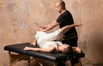 Prática de Thai Massage adaptada para maca