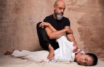 Massagem Tailandesa tradicional realizada no solo (tatame)