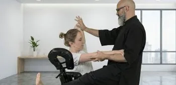 Sessão de Quick Thai Massage em cadeira